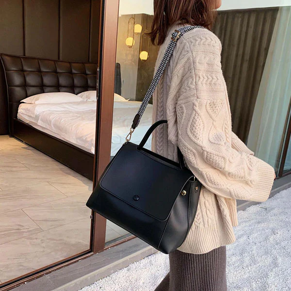 Luna Classic Messanger Tote Bag - Image 16